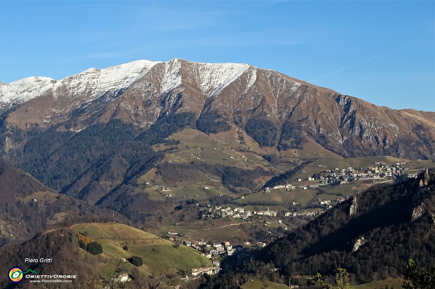 42 Vista verso Zambla Bassa , Alta e Cima Grem.JPG